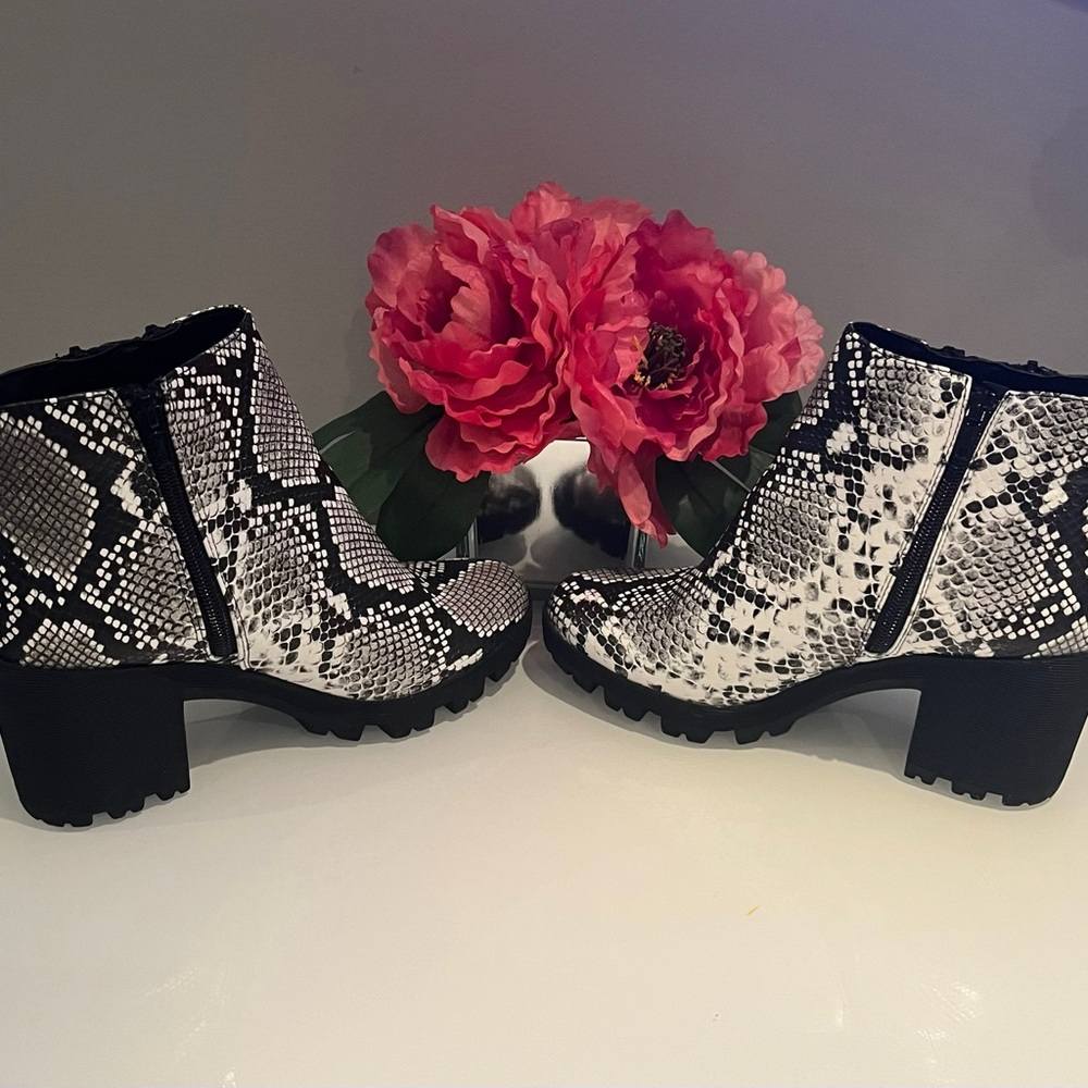 Boots - Picture 5 of 11